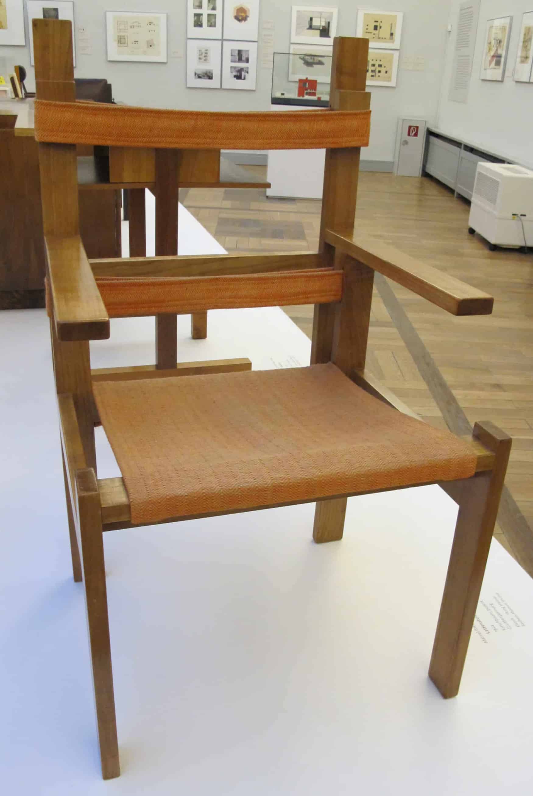 Archivbild. Ein Stuhl, der aus rechtwinklig angeordneten Holzlatten besteht und eine Stofffläche zum Sitzen hat.
