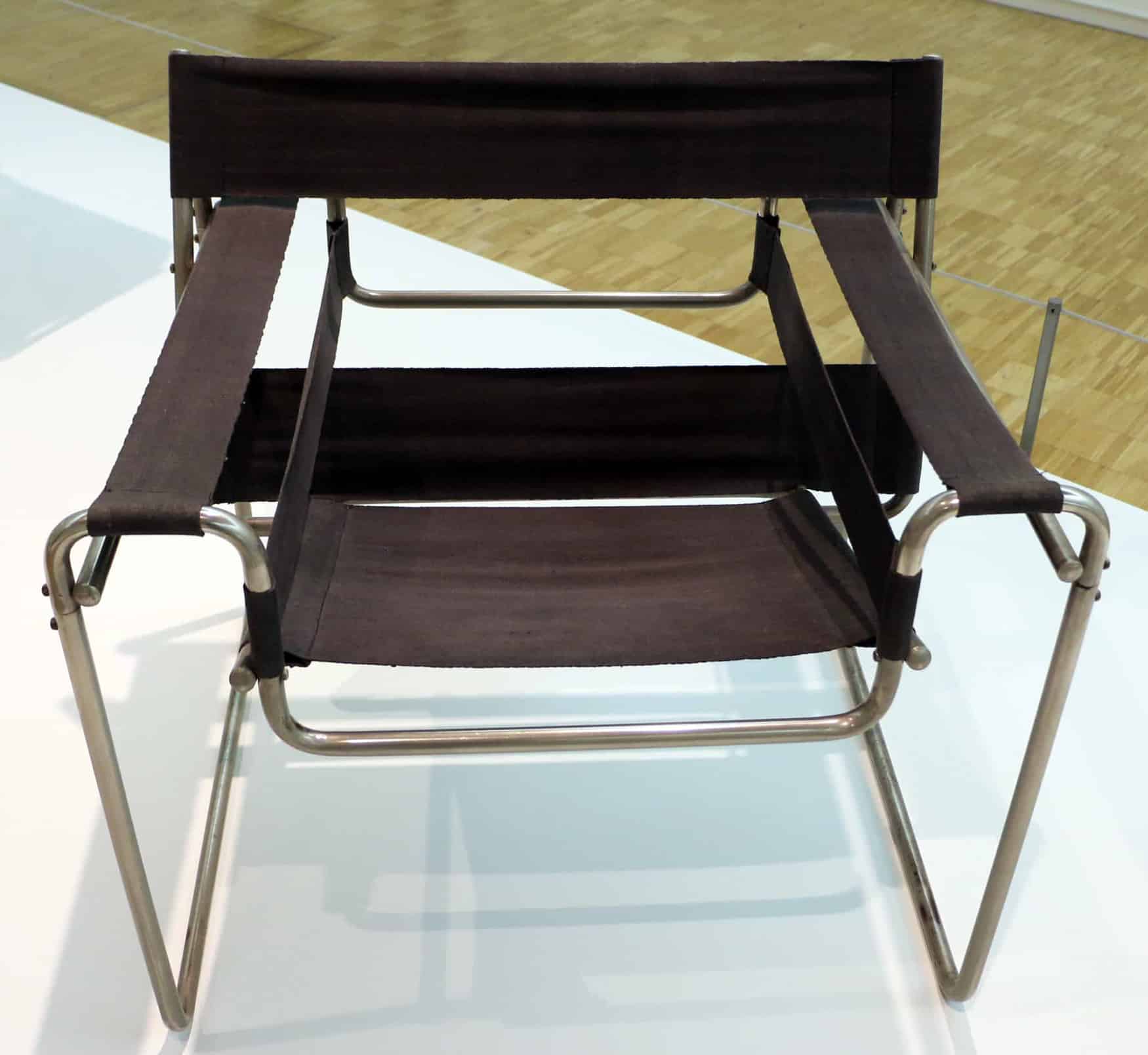 Ein Sessel aus Stahlrohren und dazwischen gespanntem Stoff.