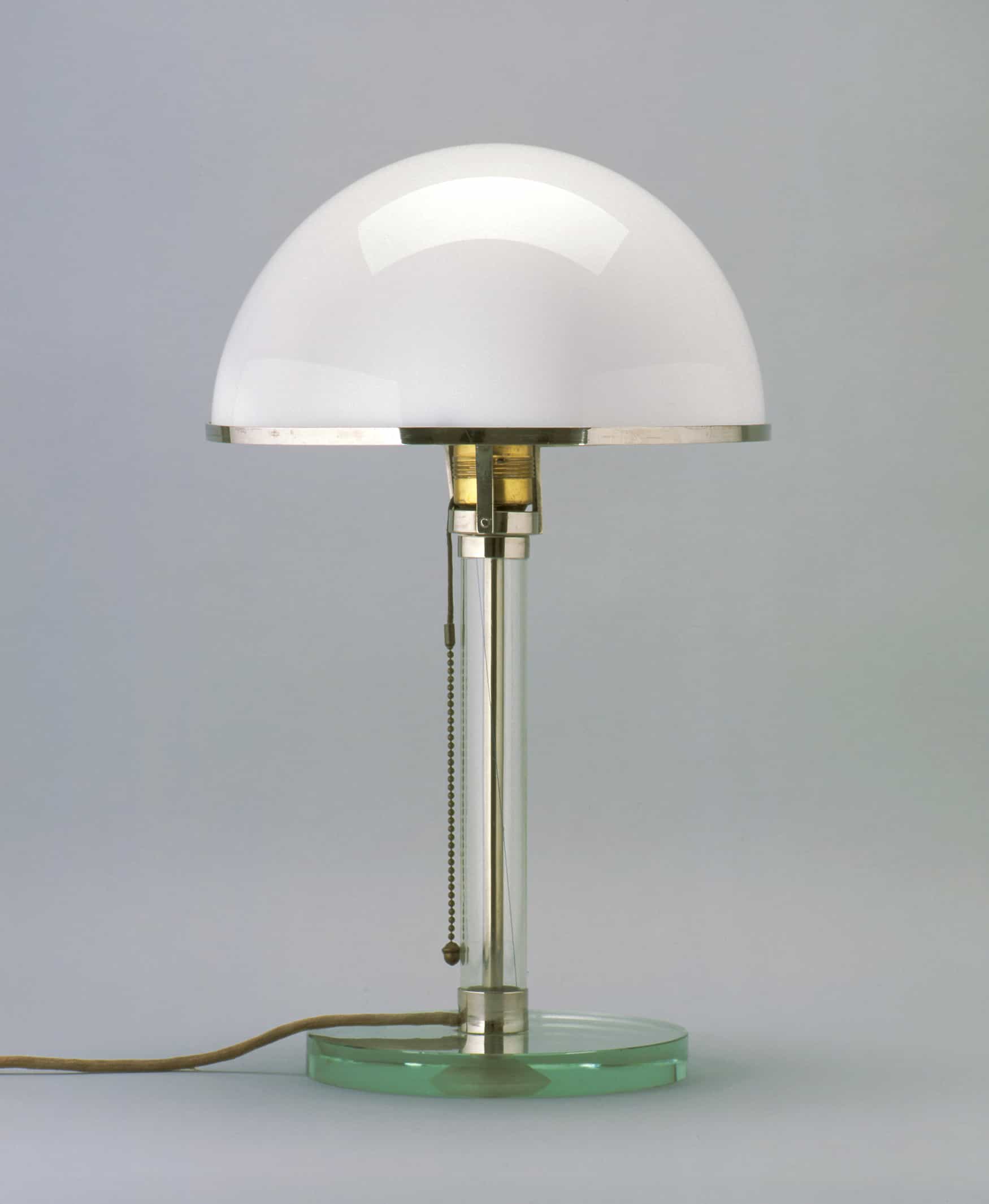 Archivbild. Eine schlichte kleine Lampe. Auf einem kurzen Glasrohr befindet sich ein halbrunder Milchglas-Lampenschirm.