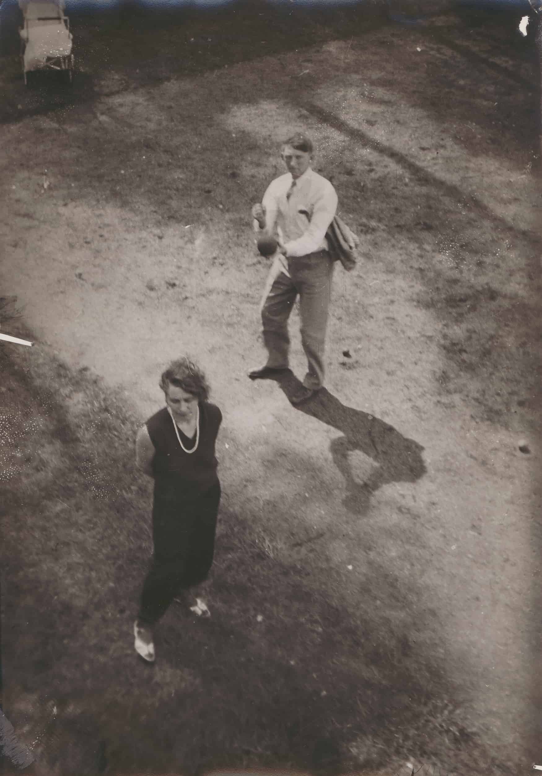 Archivbild. Ein junger Mann, Arieh Sharon, und eine junge Frau, Gunta Stölzl, stehen auf einer Freifläche vor dem Meisterhaus in Dessau