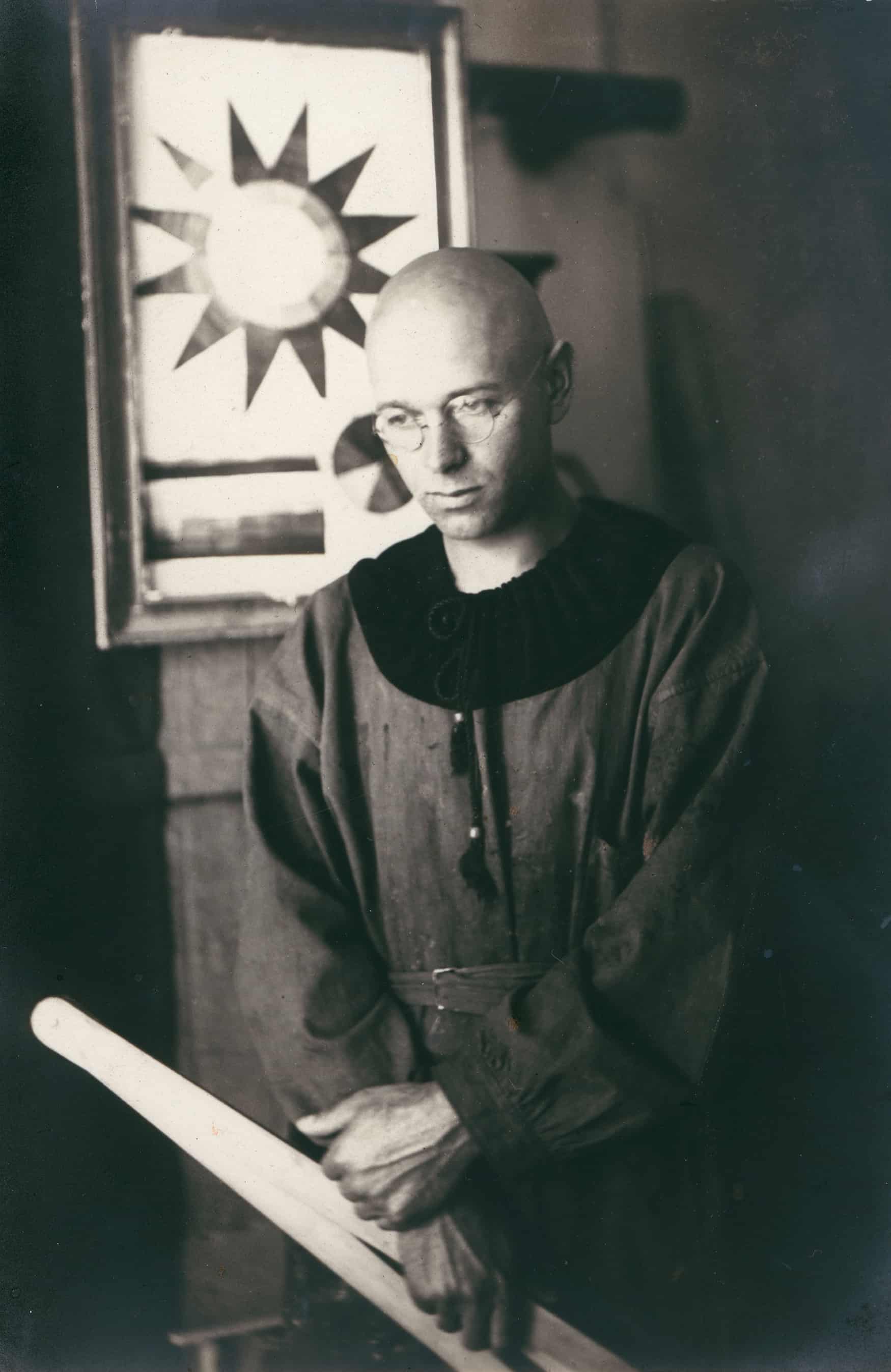 Porträt-Archivbild von Johannes Itten. Ein glatzköpfiger junger Mann in einem Gewand.