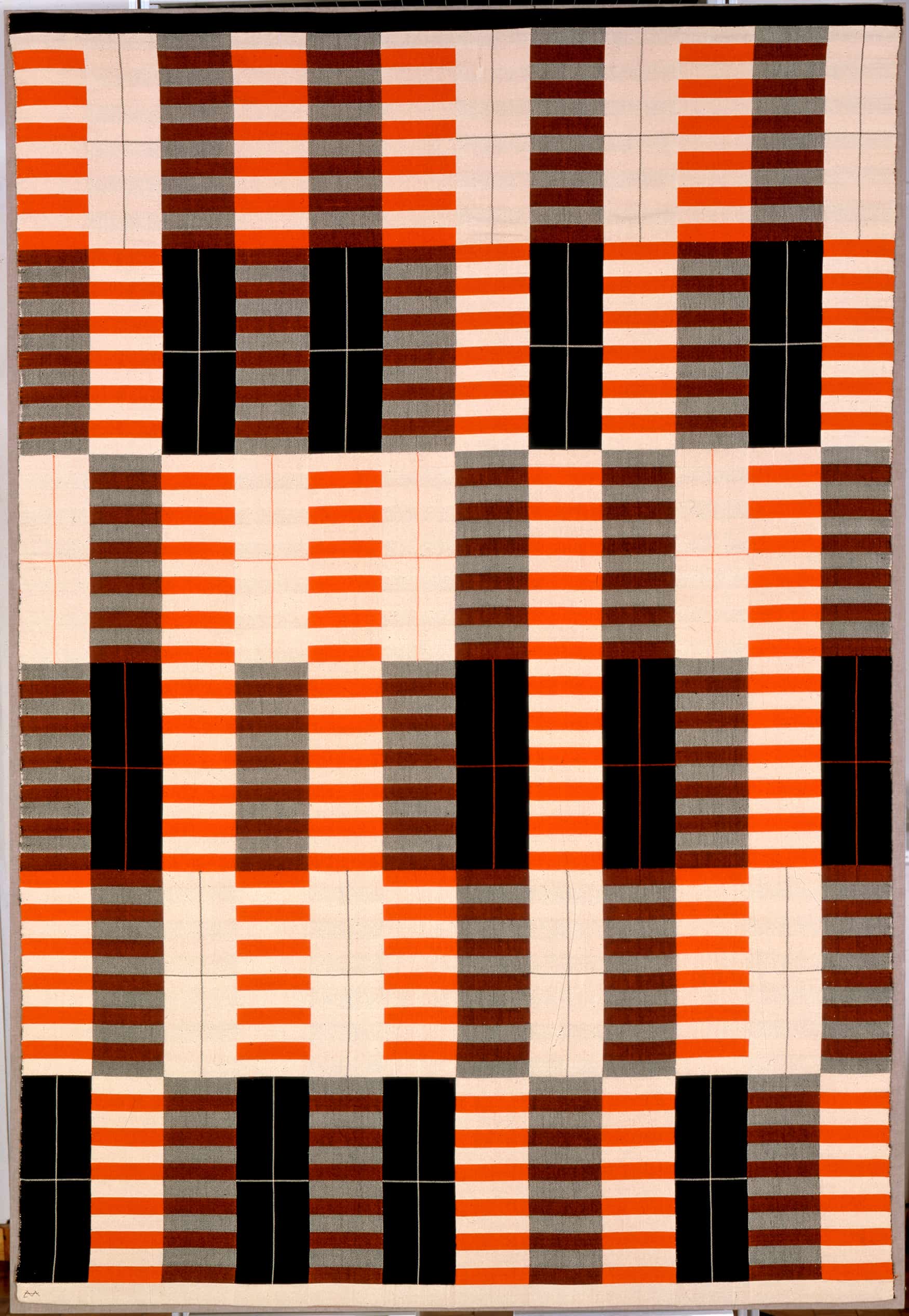 Archivbild. Ein gewebter Teppich, der aus horizontal und vertikal verlaufenden geometrischen Linien besteht.