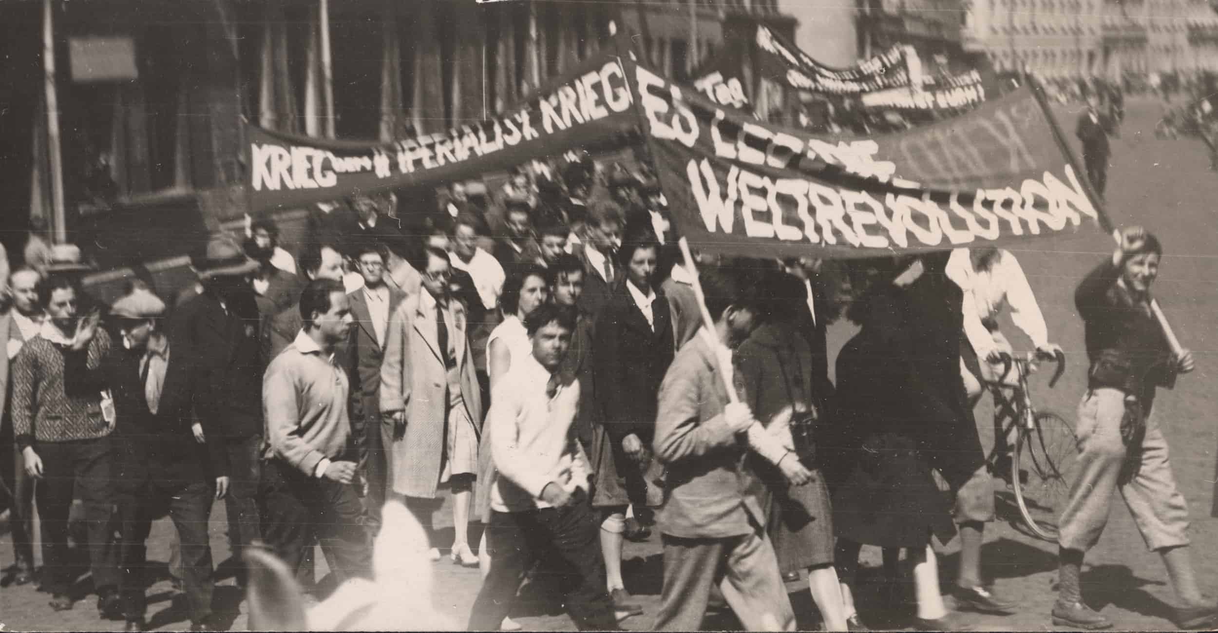 Archivbild. Demonstrierende Personen tragen Plakate