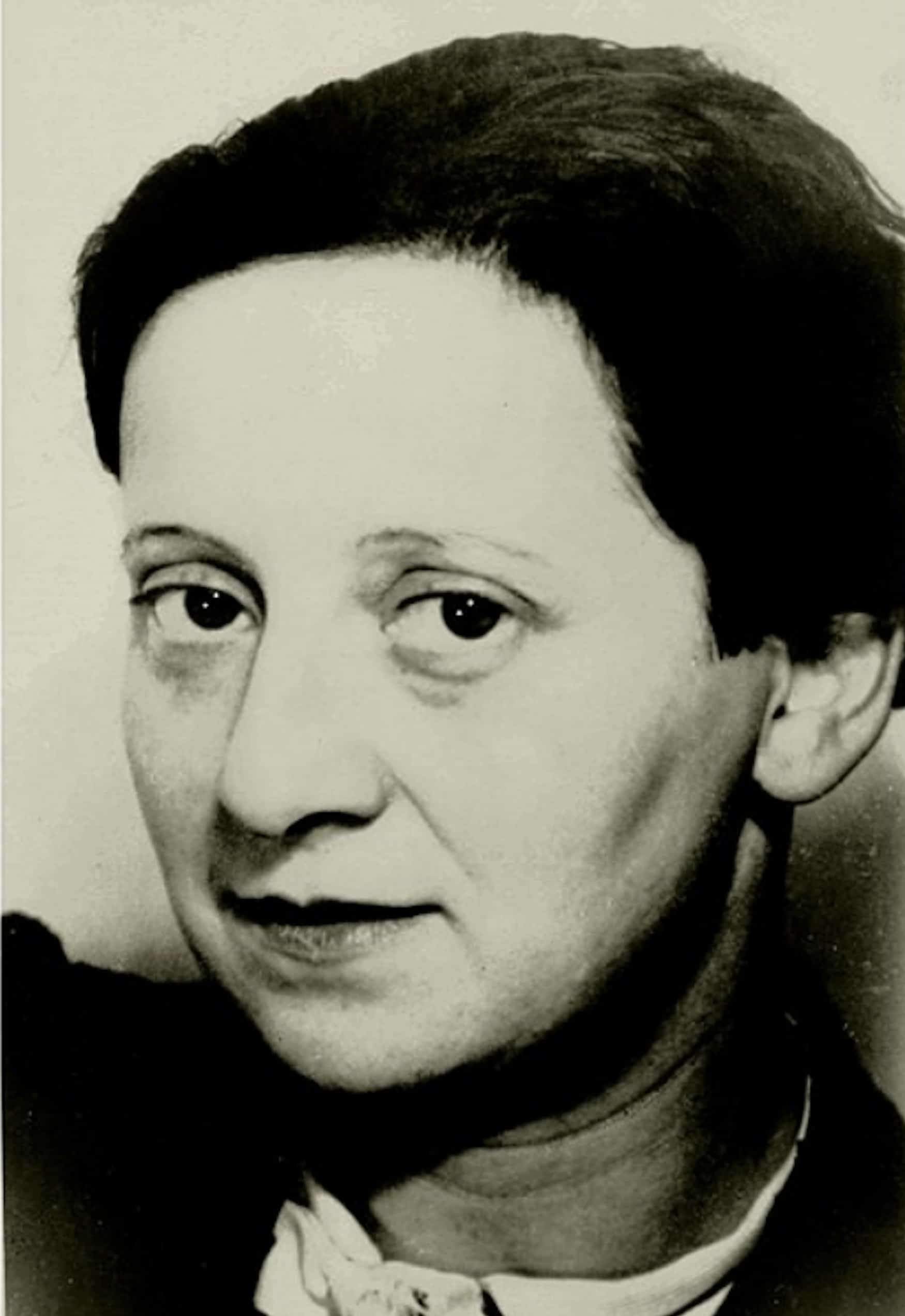 Porträt-Archivbild von Friedl Dicker. Eine junge Frau blickt in die Kamera.