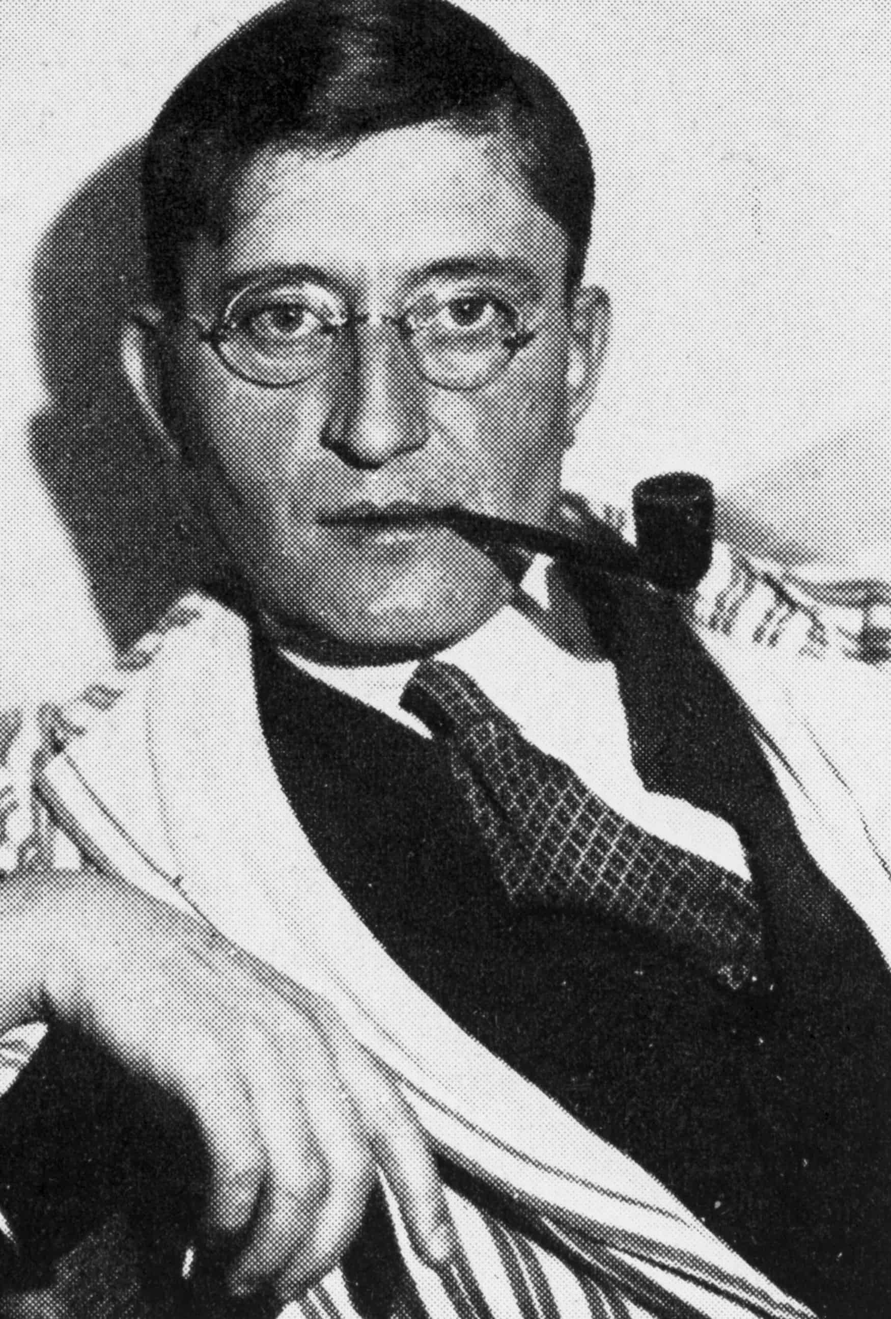 Porträt-Archivbild von Josef Albers. Ein dünner Mann mit Brille blickt in die Kamera.
